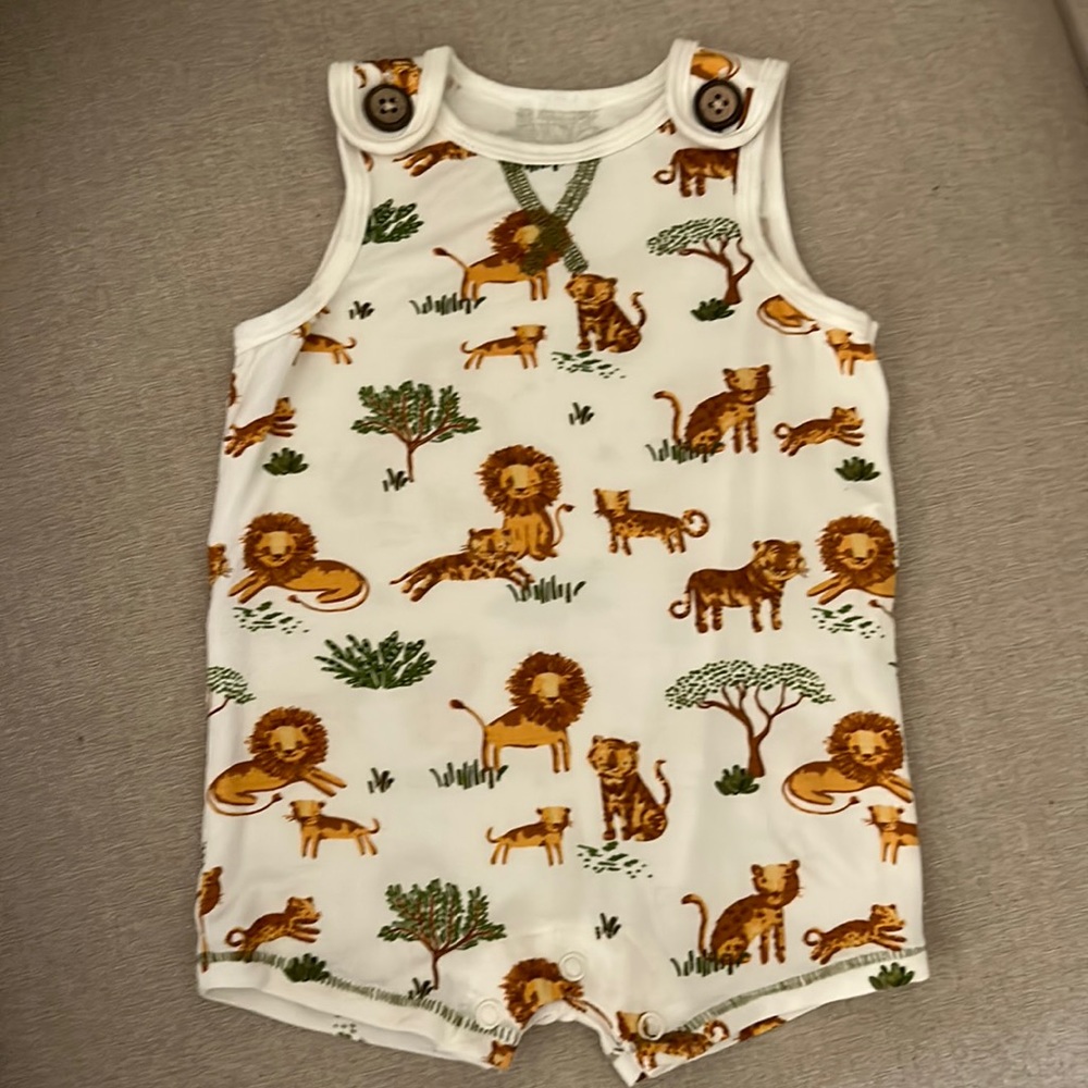 ☘️ 2 for $30 ☘️Mud pie lions and tigers romper